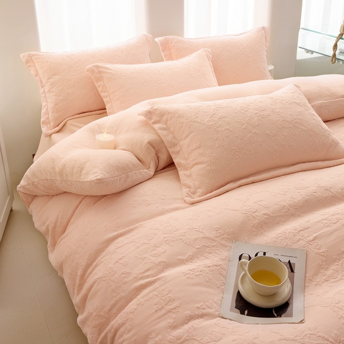 91家纺网 家纺一手货源 找家纺 亿梵 2025秋冬新款A类全消光牛奶绒立体5D雕花绒四件套 花野漫屿-樱花粉