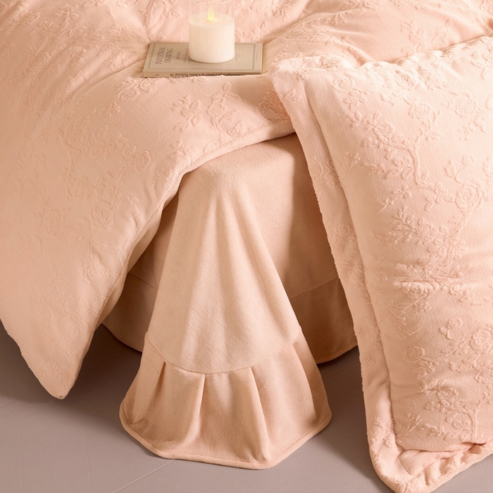 91家纺网 家纺一手货源 找家纺 亿梵 2025秋冬新款A类全消光牛奶绒立体5D雕花绒四件套 花野漫屿-樱花粉