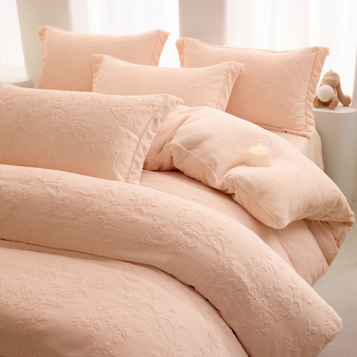 91家纺网 家纺一手货源 找家纺 亿梵 2025秋冬新款A类全消光牛奶绒立体5D雕花绒四件套 花野漫屿-樱花粉