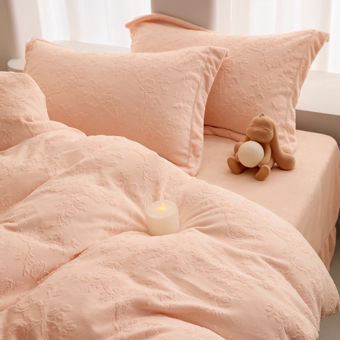 91家纺网 家纺一手货源 找家纺 亿梵 2025秋冬新款A类全消光牛奶绒立体5D雕花绒四件套 花野漫屿-樱花粉