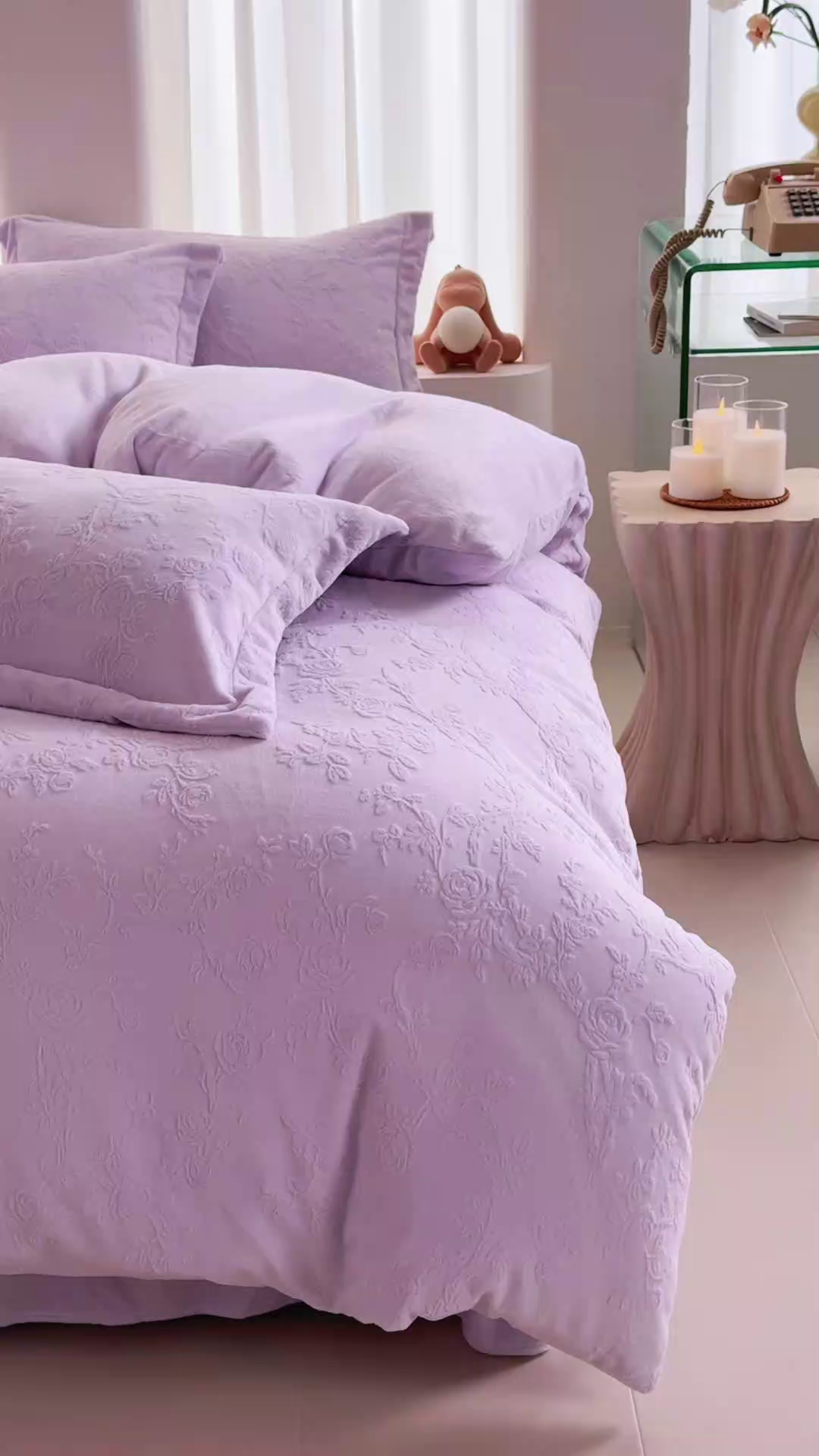 91家纺网 家纺一手货源 找家纺 亿梵 2025秋冬新款A类全消光牛奶绒立体5D雕花绒四件套 花野漫屿-新媚紫