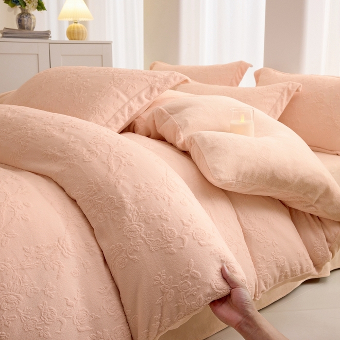 91家纺网 家纺一手货源 找家纺 亿梵 2025秋冬新款A类全消光牛奶绒立体5D雕花绒四件套 花野漫屿-樱花粉