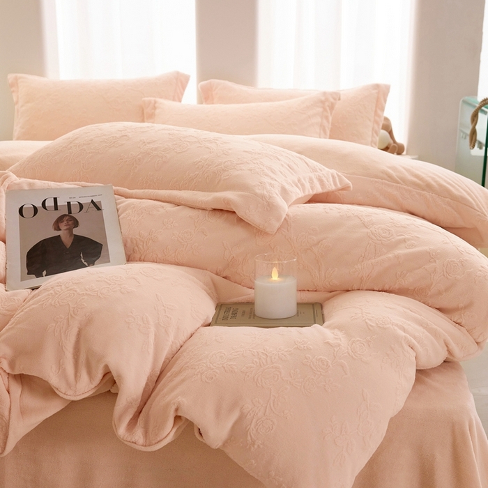 91家纺网 家纺一手货源 找家纺 亿梵 2025秋冬新款A类全消光牛奶绒立体5D雕花绒四件套 花野漫屿-樱花粉