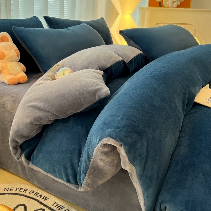 91家纺网 家纺一手货源 找家纺 悦织湾家纺 2025新款简约纯色牛奶绒四件套条纹轻奢时尚冬季加厚保暖床上用品学生宿舍三四件套 牛奶绒-宝兰+浅灰