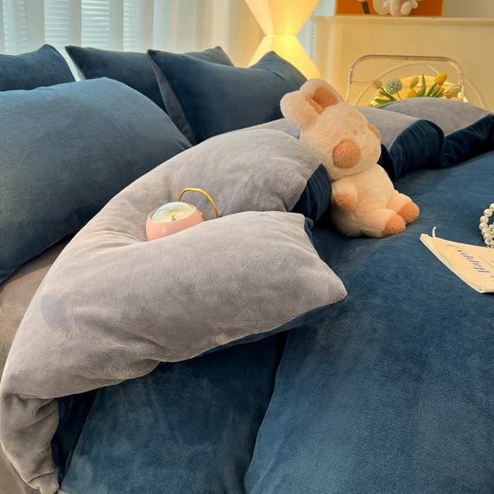 91家纺网 家纺一手货源 找家纺 悦织湾家纺 2025新款简约纯色牛奶绒四件套条纹轻奢时尚冬季加厚保暖床上用品学生宿舍三四件套 牛奶绒-宝兰+浅灰