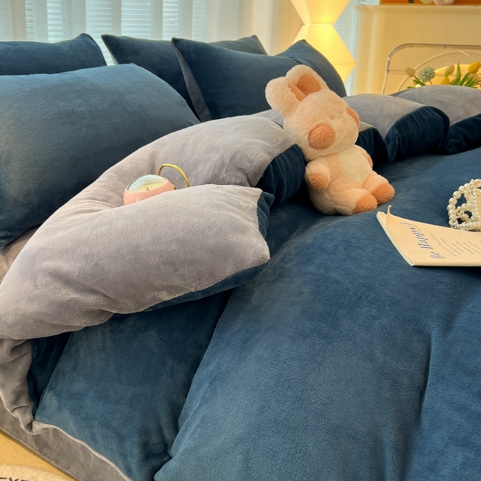 91家纺网 家纺一手货源 找家纺 悦织湾家纺 2025新款简约纯色牛奶绒四件套条纹轻奢时尚冬季加厚保暖床上用品学生宿舍三四件套 牛奶绒-宝兰+浅灰