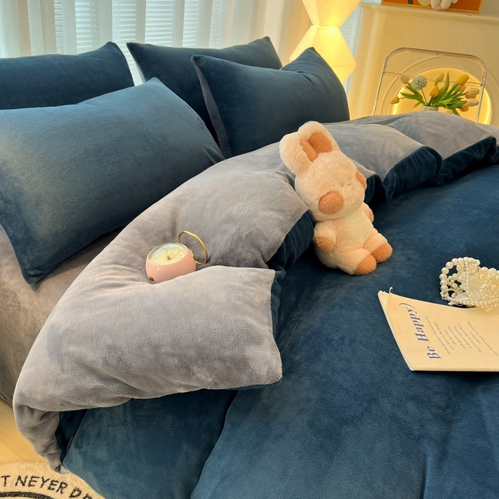 91家纺网 家纺一手货源 找家纺 悦织湾家纺 2025新款简约纯色牛奶绒四件套条纹轻奢时尚冬季加厚保暖床上用品学生宿舍三四件套 牛奶绒-宝兰+浅灰