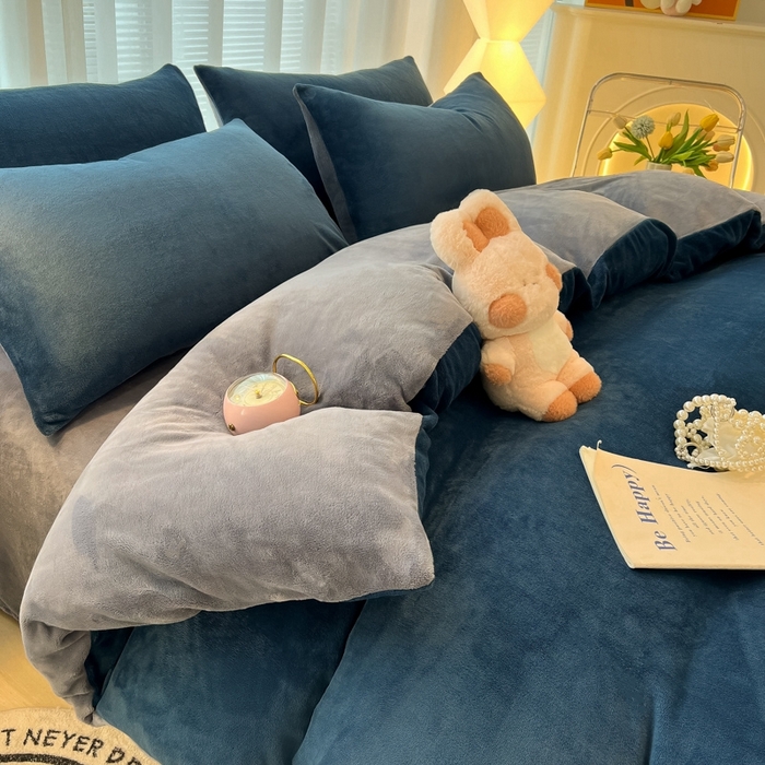 91家纺网 家纺一手货源 找家纺 悦织湾家纺 2025新款简约纯色牛奶绒四件套条纹轻奢时尚冬季加厚保暖床上用品学生宿舍三四件套 牛奶绒-宝兰+浅灰