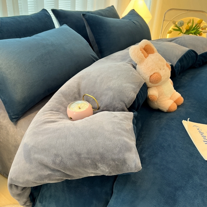 91家纺网 家纺一手货源 找家纺 悦织湾家纺 2025新款简约纯色牛奶绒四件套条纹轻奢时尚冬季加厚保暖床上用品学生宿舍三四件套 牛奶绒-宝兰+浅灰