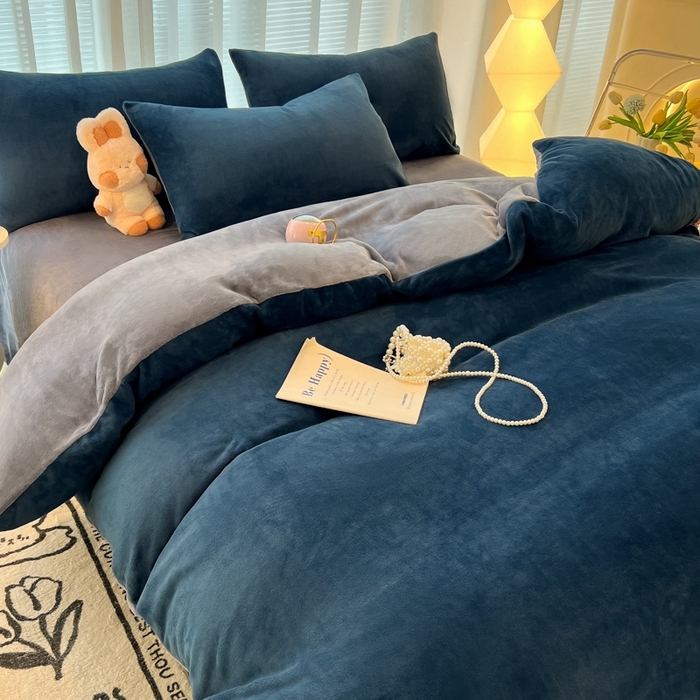 91家纺网 家纺一手货源 找家纺 悦织湾家纺 2025新款简约纯色牛奶绒四件套条纹轻奢时尚冬季加厚保暖床上用品学生宿舍三四件套 牛奶绒-宝兰+浅灰