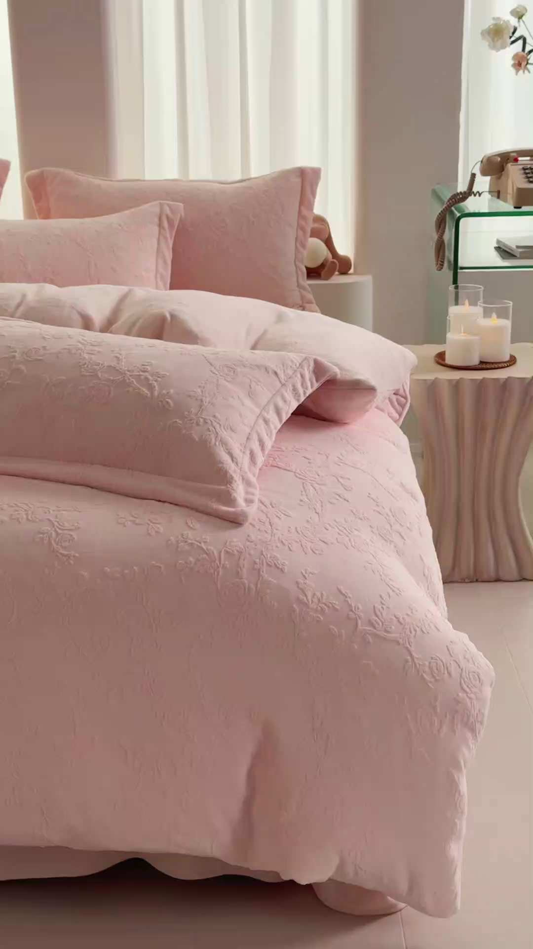 91家纺网 家纺一手货源 找家纺 亿梵 2025秋冬新款A类全消光牛奶绒立体5D雕花绒四件套 花野漫屿-樱花粉