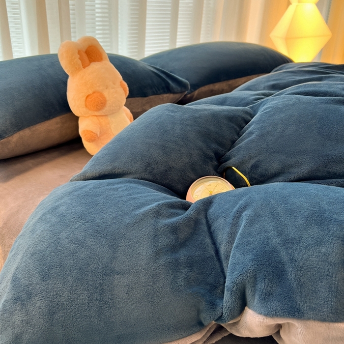 91家纺网 家纺一手货源 找家纺 悦织湾家纺 2025新款简约纯色牛奶绒四件套条纹轻奢时尚冬季加厚保暖床上用品学生宿舍三四件套 牛奶绒-宝兰+浅灰