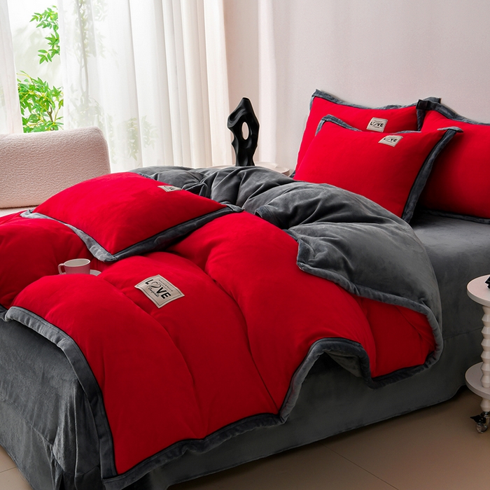 91家纺网 家纺一手货源 找家纺 馨梦缘-2025新款牛奶绒四件套 大红+深灰