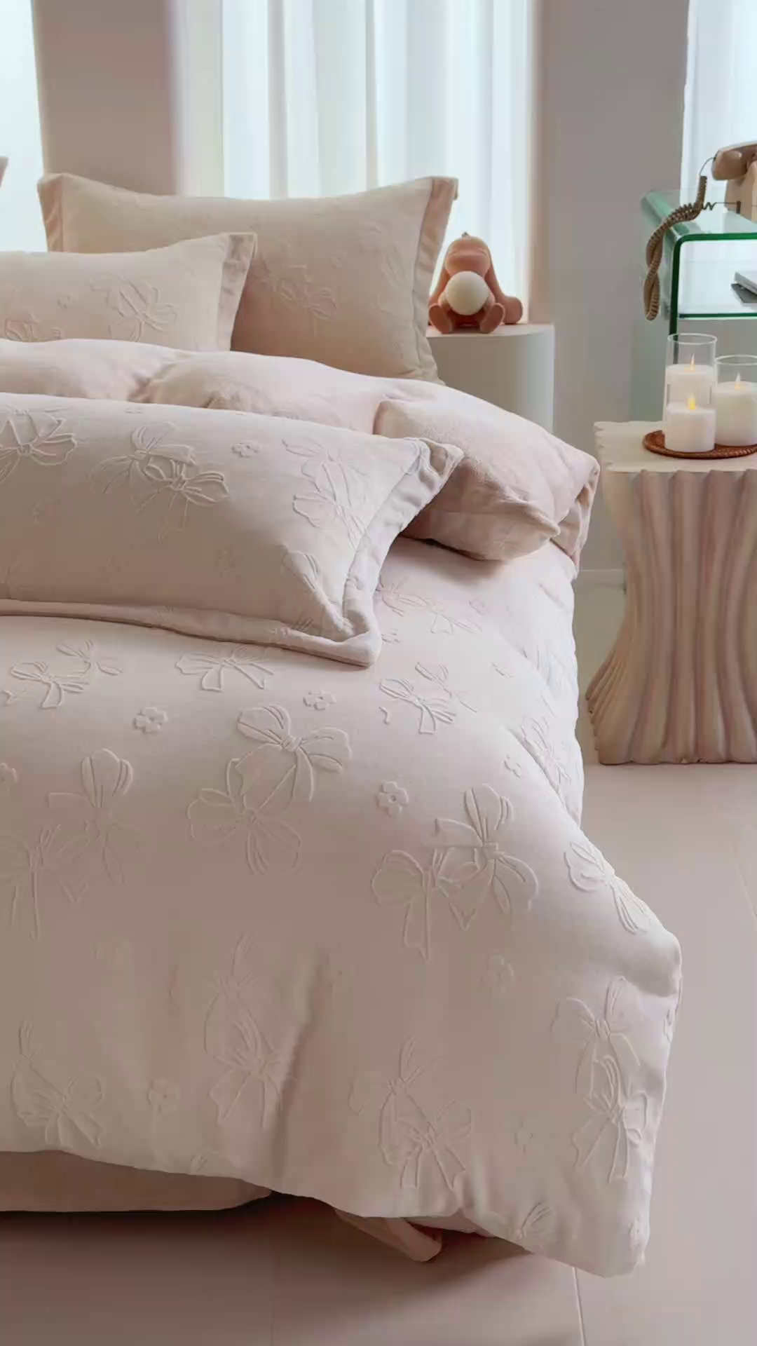 91家纺网 家纺一手货源 找家纺 亿梵 2025秋冬新款A类全消光牛奶绒立体5D雕花绒四件套 蝴蝶结-奶油白