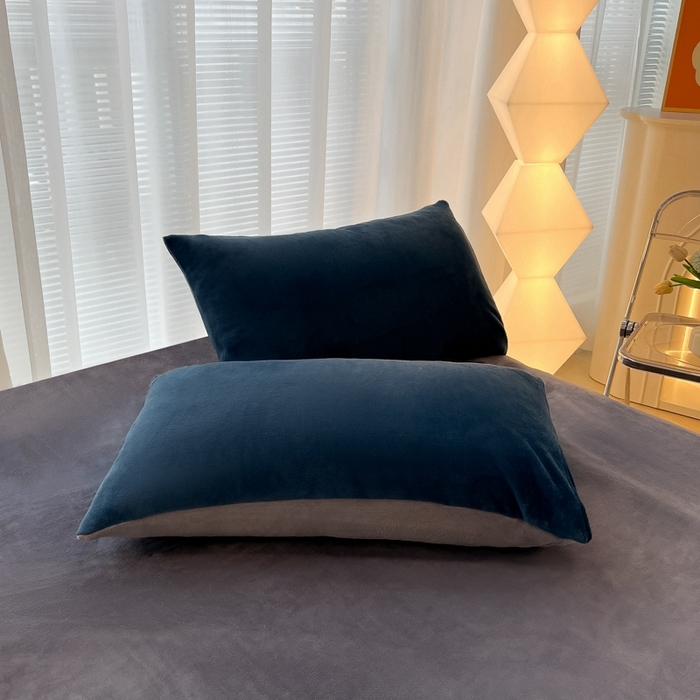 91家纺网 家纺一手货源 找家纺 悦织湾家纺 2025新款简约纯色牛奶绒四件套条纹轻奢时尚冬季加厚保暖床上用品学生宿舍三四件套 牛奶绒-宝兰+浅灰