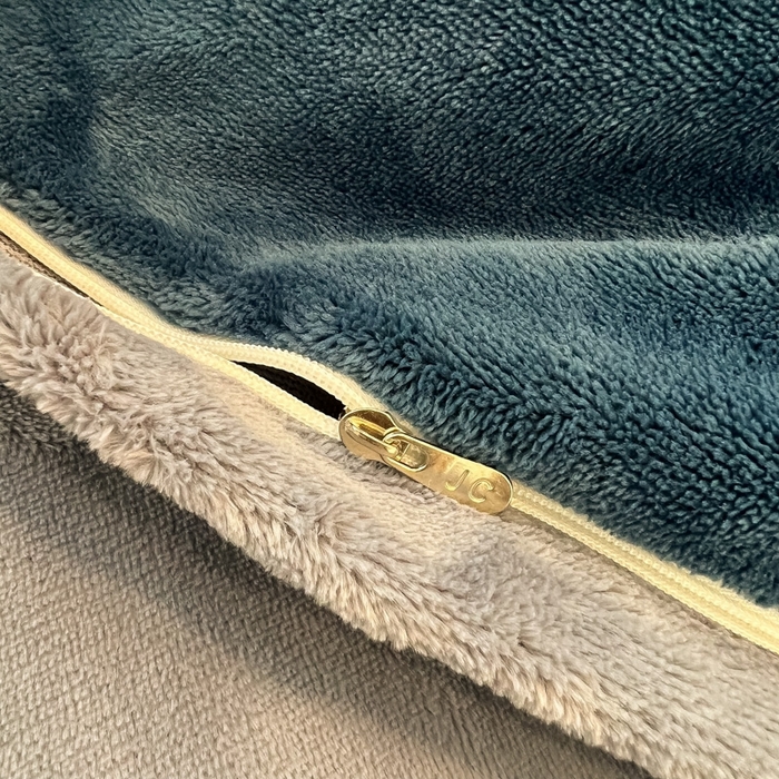 91家纺网 家纺一手货源 找家纺 悦织湾家纺 2025新款简约纯色牛奶绒四件套条纹轻奢时尚冬季加厚保暖床上用品学生宿舍三四件套 牛奶绒-宝兰+浅灰