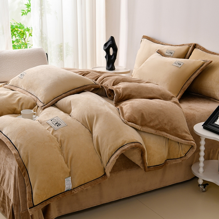 91家纺网 家纺一手货源 找家纺 馨梦缘-2025新款牛奶绒四件套 米驼+深驼