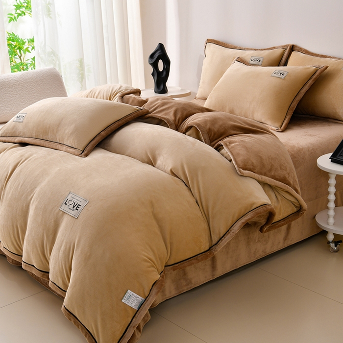 91家纺网 家纺一手货源 找家纺 馨梦缘-2025新款牛奶绒四件套 米驼+深驼