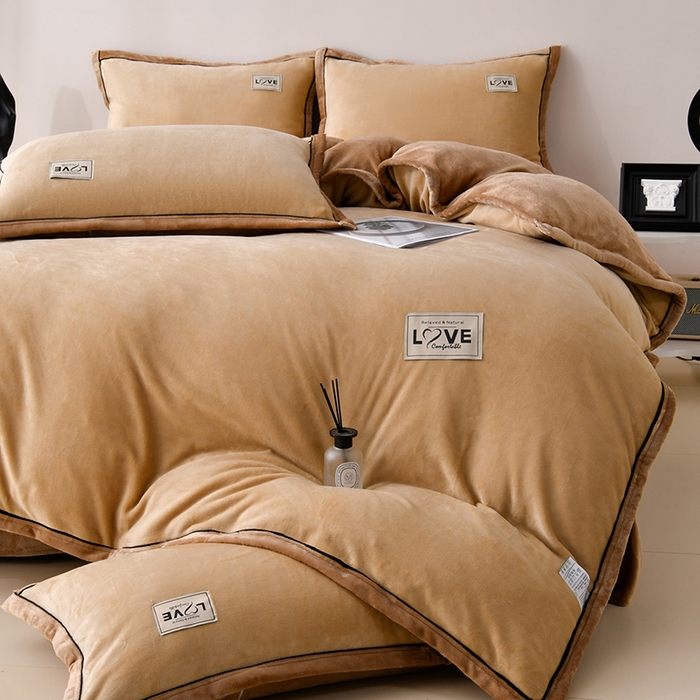 91家纺网 家纺一手货源 找家纺 馨梦缘-2025新款牛奶绒四件套 米驼+深驼