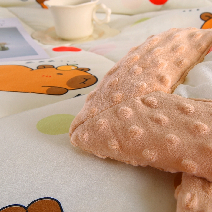 91家纺网 家纺一手货源 找家纺 欧朵 2025新款A类水洗棉豆豆绒被子冬被大豆被芯春秋被冬被 幼儿园 学生宿舍 四季被空调被子卡皮巴拉