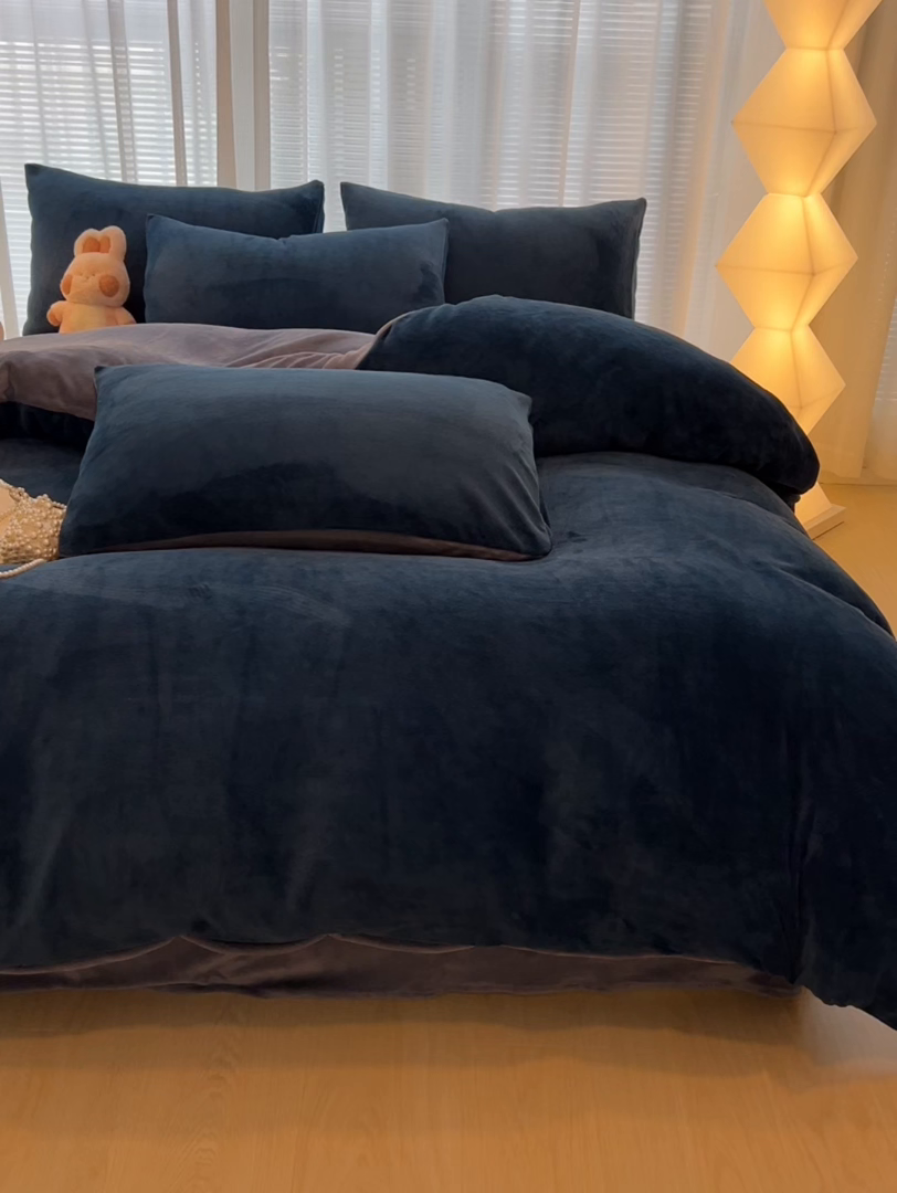 91家纺网 家纺一手货源 找家纺 悦织湾家纺 2025新款简约纯色牛奶绒四件套条纹轻奢时尚冬季加厚保暖床上用品学生宿舍三四件套 牛奶绒-宝兰+浅灰