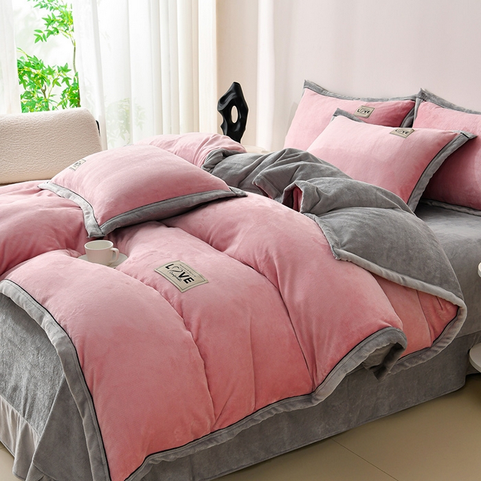 91家纺网 家纺一手货源 找家纺 馨梦缘-2025新款牛奶绒四件套 浅豆沙+浅灰