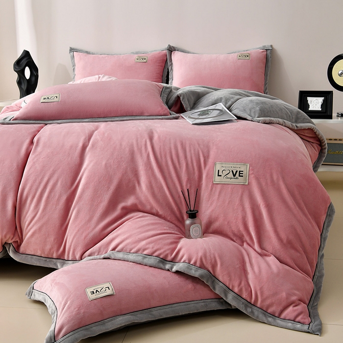 91家纺网 家纺一手货源 找家纺 馨梦缘-2025新款牛奶绒四件套 浅豆沙+浅灰