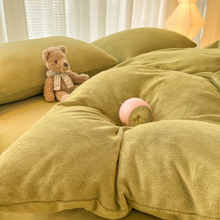 91家纺网 家纺一手货源 找家纺 悦织湾家纺 2025新款简约纯色牛奶绒四件套条纹轻奢时尚冬季加厚保暖床上用品学生宿舍三四件套 牛奶绒-抹茶