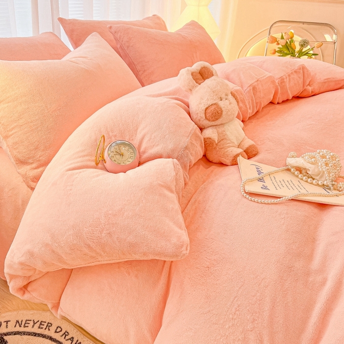 91家纺网 家纺一手货源 找家纺 悦织湾家纺 2025新款简约纯色牛奶绒四件套条纹轻奢时尚冬季加厚保暖床上用品学生宿舍三四件套 牛奶绒-浅粉