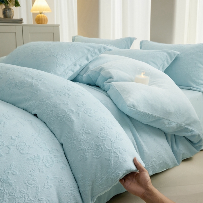 91家纺网 家纺一手货源 找家纺 亿梵 2025秋冬新款A类全消光牛奶绒立体5D雕花绒四件套 花野漫峪-天空蓝