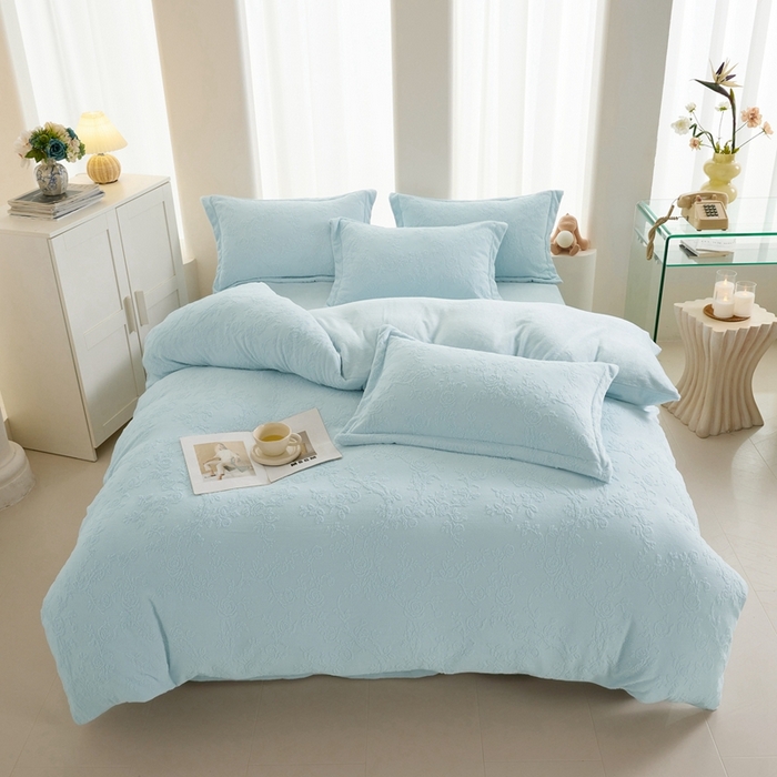 91家纺网 家纺一手货源 找家纺 亿梵 2025秋冬新款A类全消光牛奶绒立体5D雕花绒四件套 花野漫峪-天空蓝