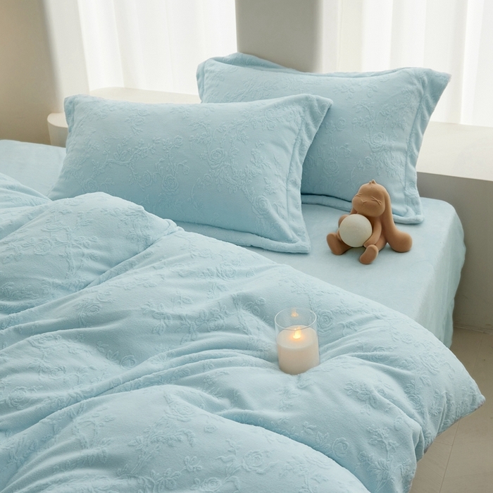 91家纺网 家纺一手货源 找家纺 亿梵 2025秋冬新款A类全消光牛奶绒立体5D雕花绒四件套 花野漫峪-天空蓝