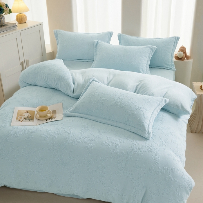 91家纺网 家纺一手货源 找家纺 亿梵 2025秋冬新款A类全消光牛奶绒立体5D雕花绒四件套 花野漫峪-天空蓝