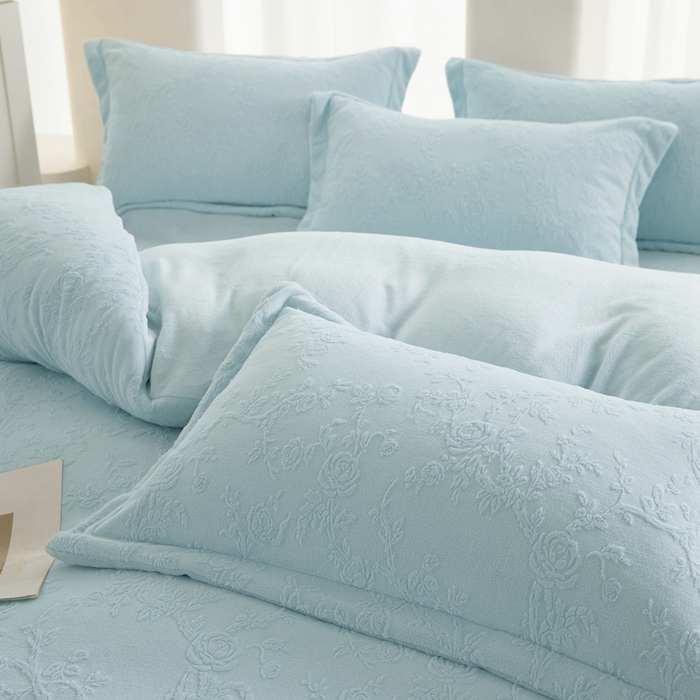 91家纺网 家纺一手货源 找家纺 亿梵 2025秋冬新款A类全消光牛奶绒立体5D雕花绒四件套 花野漫峪-天空蓝