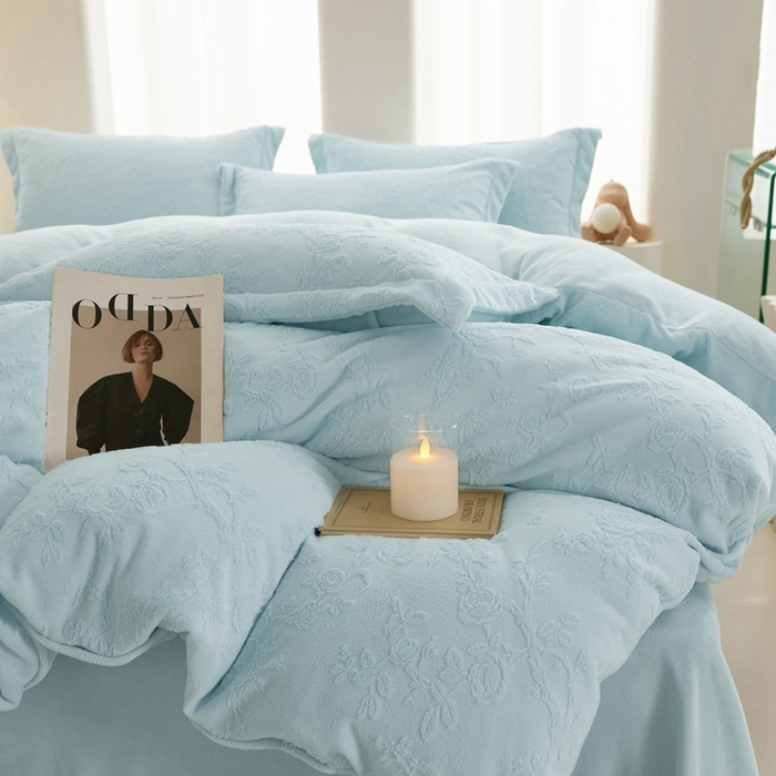 91家纺网 家纺一手货源 找家纺 亿梵 2025秋冬新款A类全消光牛奶绒立体5D雕花绒四件套 花野漫峪-天空蓝