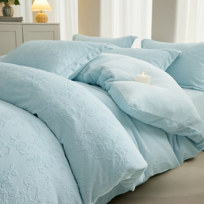 亿梵 2025秋冬新款A类全消光牛奶绒立体5D雕花绒四件套 花野漫峪-天空蓝