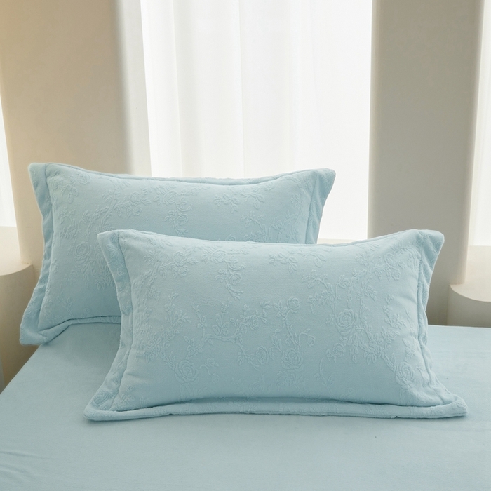 91家纺网 家纺一手货源 找家纺 亿梵 2025秋冬新款A类全消光牛奶绒立体5D雕花绒四件套 花野漫峪-天空蓝