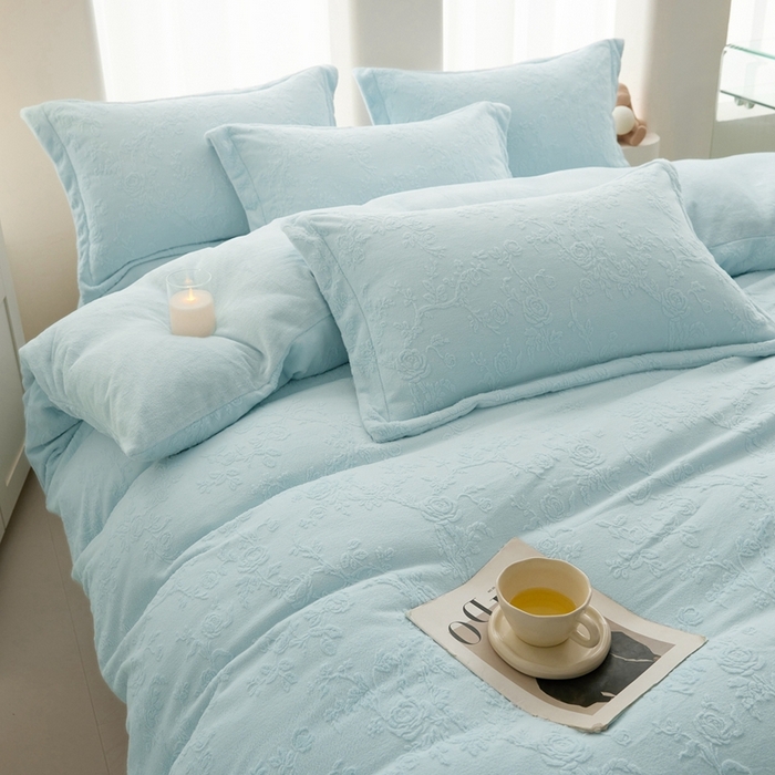 91家纺网 家纺一手货源 找家纺 亿梵 2025秋冬新款A类全消光牛奶绒立体5D雕花绒四件套 花野漫峪-天空蓝