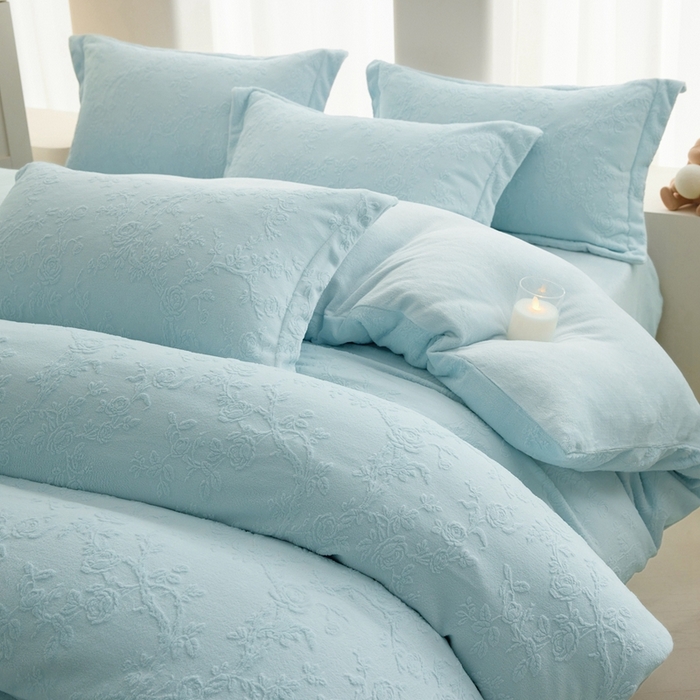 91家纺网 家纺一手货源 找家纺 亿梵 2025秋冬新款A类全消光牛奶绒立体5D雕花绒四件套 花野漫峪-天空蓝