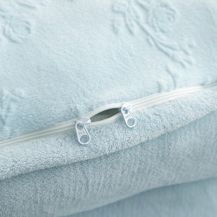 91家纺网 家纺一手货源 找家纺 亿梵 2025秋冬新款A类全消光牛奶绒立体5D雕花绒四件套 花野漫峪-天空蓝