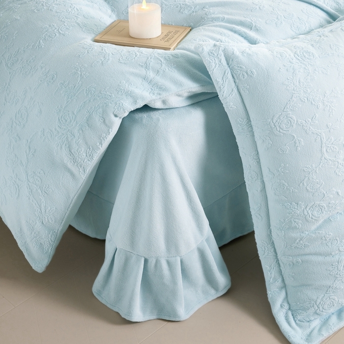 91家纺网 家纺一手货源 找家纺 亿梵 2025秋冬新款A类全消光牛奶绒立体5D雕花绒四件套 花野漫峪-天空蓝