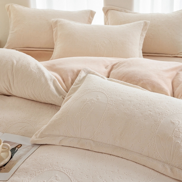 91家纺网 家纺一手货源 找家纺 亿梵 2025秋冬新款A类全消光牛奶绒立体5D雕花绒四件套 琳琅花语-奶油白