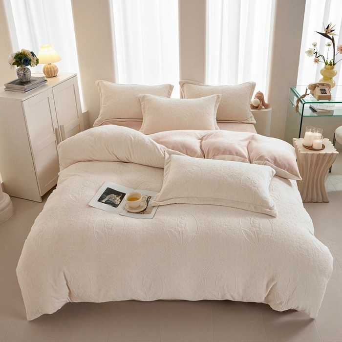 91家纺网 家纺一手货源 找家纺 亿梵 2025秋冬新款A类全消光牛奶绒立体5D雕花绒四件套 琳琅花语-奶油白