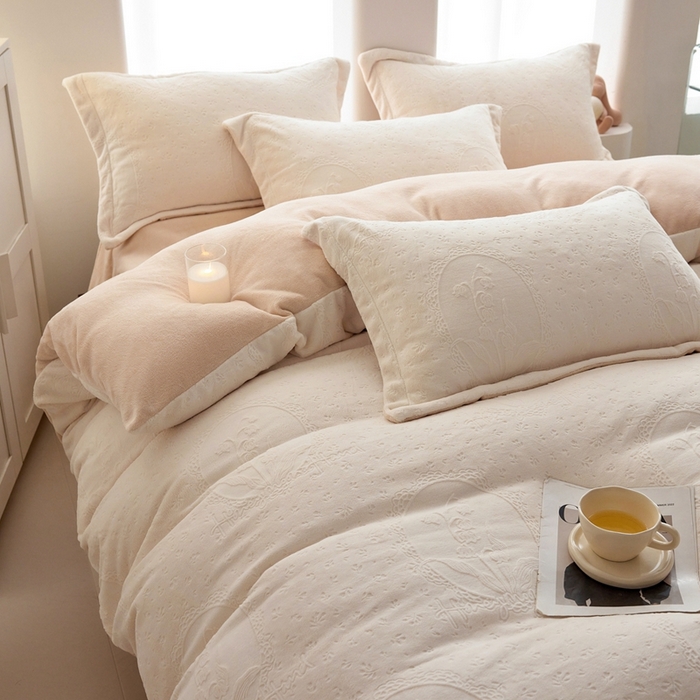 91家纺网 家纺一手货源 找家纺 亿梵 2025秋冬新款A类全消光牛奶绒立体5D雕花绒四件套 琳琅花语-奶油白