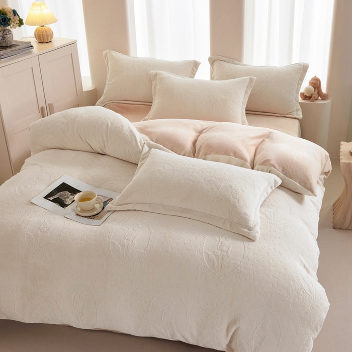 91家纺网 家纺一手货源 找家纺 亿梵 2025秋冬新款A类全消光牛奶绒立体5D雕花绒四件套 琳琅花语-奶油白