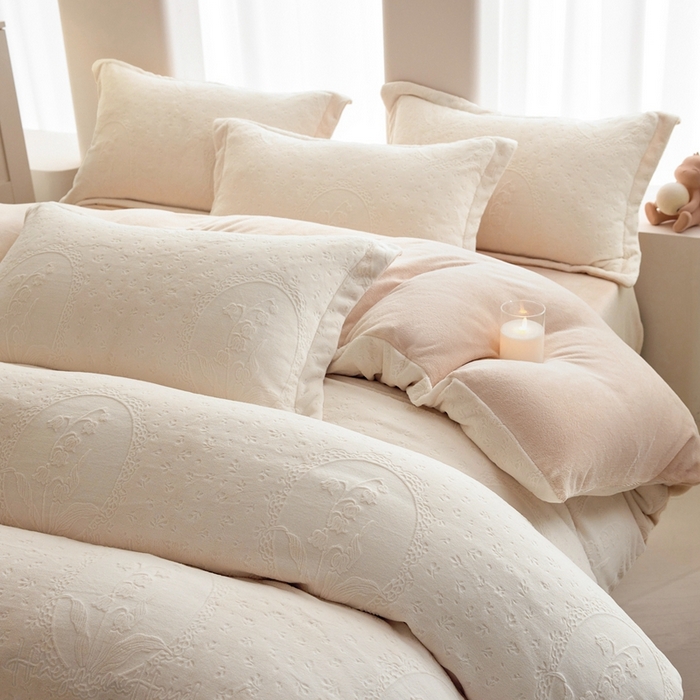 91家纺网 家纺一手货源 找家纺 亿梵 2025秋冬新款A类全消光牛奶绒立体5D雕花绒四件套 琳琅花语-奶油白