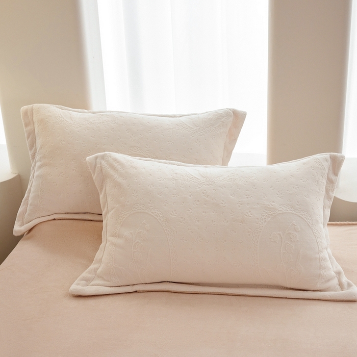 91家纺网 家纺一手货源 找家纺 亿梵 2025秋冬新款A类全消光牛奶绒立体5D雕花绒四件套 琳琅花语-奶油白