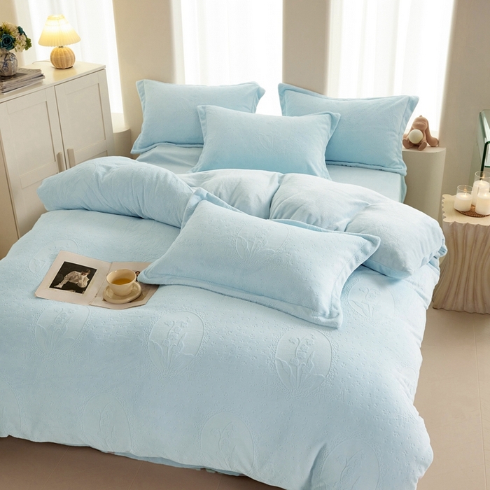 91家纺网 家纺一手货源 找家纺 亿梵 2025秋冬新款A类全消光牛奶绒立体5D雕花绒四件套 琳琅花语-天空蓝