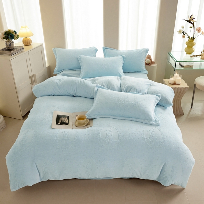 91家纺网 家纺一手货源 找家纺 亿梵 2025秋冬新款A类全消光牛奶绒立体5D雕花绒四件套 琳琅花语-天空蓝