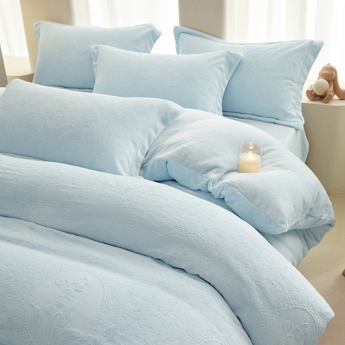 91家纺网 家纺一手货源 找家纺 亿梵 2025秋冬新款A类全消光牛奶绒立体5D雕花绒四件套 琳琅花语-天空蓝